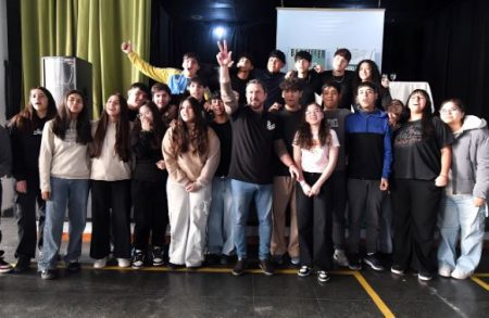 Trelew - Merino compartió jornada de comunicación con estudiantes de la 712