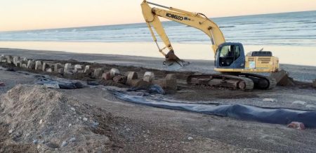 Vialidad Nacional aporta maquinaria vial pesada para trabajos contra la erosión costera en Playa Unión de Rawson