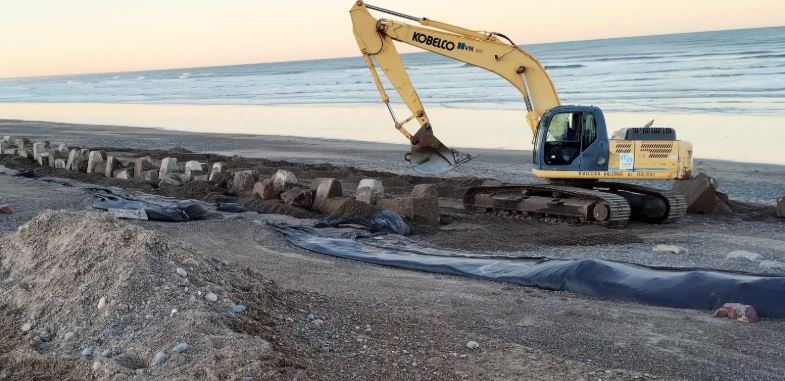 Vialidad Nacional aporta maquinaria vial pesada para trabajos contra la erosión costera en Playa Unión de Rawson