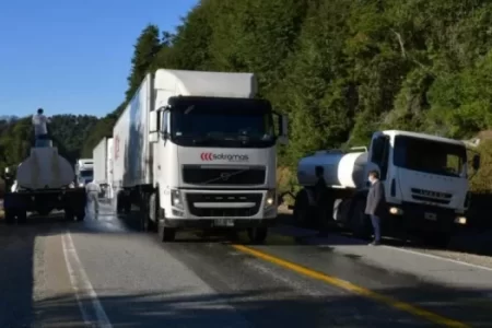Multas a camioneros en Chile por exceso de peso generan controversia con Chubut
