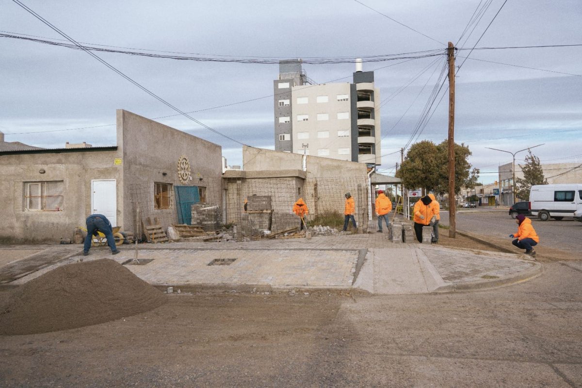 Avanzan las obras públicas en Rawson con mejoras locales