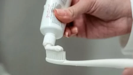 ANMAT prohíbe dentífrico Colgate por causar lesiones en la boca