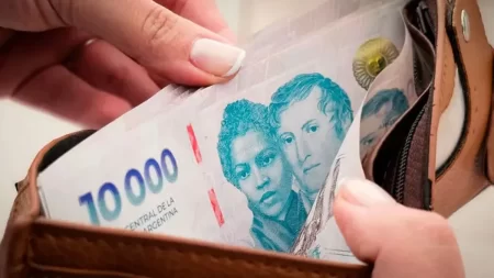 Aumentos de agosto: suben colectivos, subtes, alquileres, prepagas y expensas