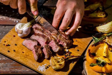 cortar la carne del asado