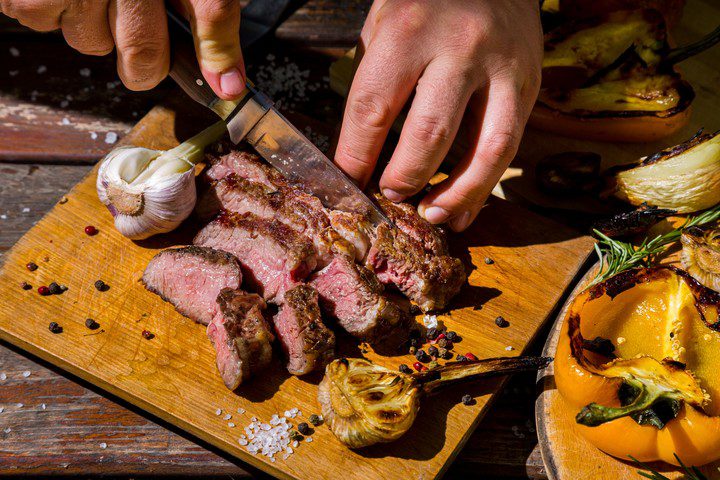 cortar la carne del asado