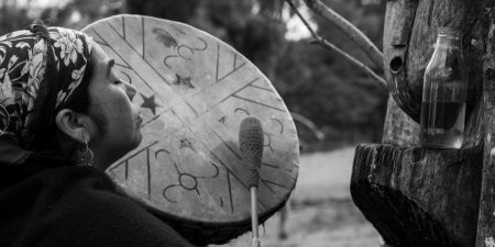 “Mapuche, el retorno de las voces antiguas”: la impactante muestra fotográfica llega a la Feria del Libro en Comodoro