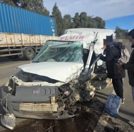 choque entre furgón y camión en Comodoro