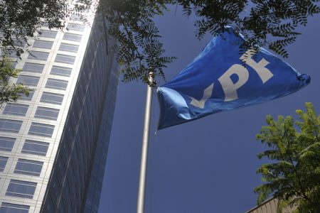 El Gobierno argentino pidió suspender el fallo de EE.UU. que ordena entregar acciones de YPF