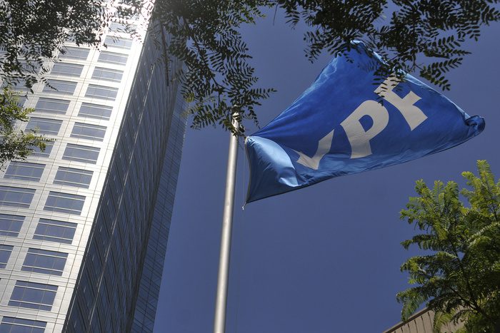 El Gobierno argentino pidió suspender el fallo de EE.UU. que ordena entregar acciones de YPF