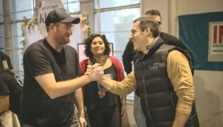 Luque visitó la feria de Productores de Comodoro y reafirmó su acompañamiento a los trabajadores del INTA