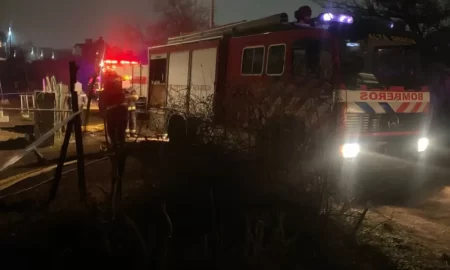 madre intenta salvar a hijas de incendio