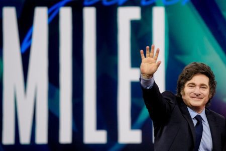 La imagen de Javier Milei sigue fuerte: 44% aprueba su gestión, según Bloomberg