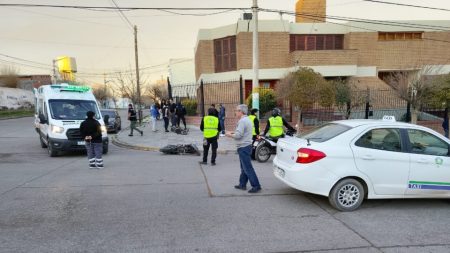 Motociclista lesionado por chocar con un taxi
