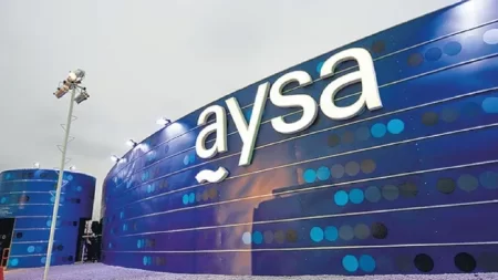 Privatización total de AySA: venta estatal, suba de tarifas y cortes por deuda