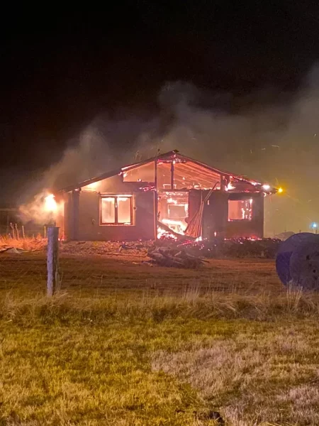 Se prendió fuego una vivienda en construcción en Esquel