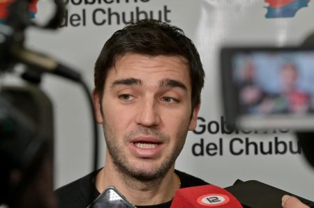 Reflotarán buque abandonado en el río Chubut