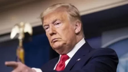 Trump impone aranceles de hasta 40 % a 14 países; busca reducir el déficit comercial y alienta inversiones en EE.UU.