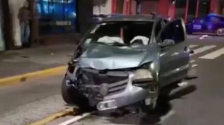 Una moto cruzó en rojo en Boedo y chocó contra un auto