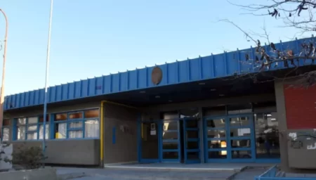 Apuñaló a su compañero en la Escuela N° 768