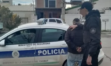 Tomaba en la calle en Madryn, y terminó detenido