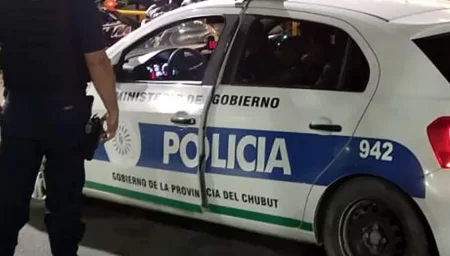 Joven detenido con arma blanca tras asaltar a un transeúnte en el centro de Rawson