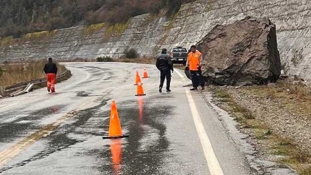 Iniciaron los trabajos para retirar la roca en Ruta 40