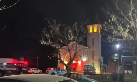 Desnudo sobre el altar y con una cruz como arma