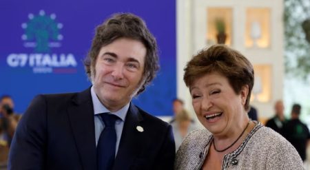 FMI ajusta meta de reservas y revisará en 2026