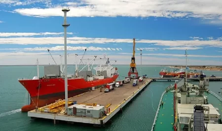 Con petróleo, gas, ductos y logística en juego, San Antonio Este busca dejar de ser un puerto de temporada para convertirse en base permanente