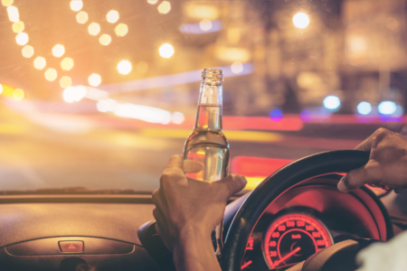 El Renault Logan negro fue secuestrado tras confirmarse el alto nivel de alcoholemia y la falta de documentación obligatoria.