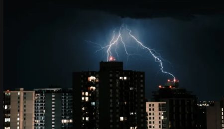 El electrodoméstico con más riesgo en una tormenta eléctrica que debes desenchufar