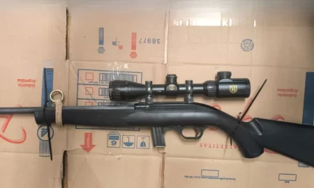 Intentó ahorcar a un policía para quitarle su arma reglamentaria y recibió un disparo