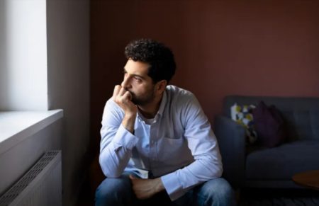 La verdadera razón por la cual podés comenzar a mover la pierna sin motivo alguno