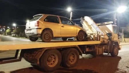 Manejaba borracho, chocó un paredón y le secuestraron el auto