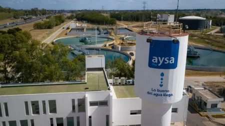 El gobierno avanza en la privatización de AySA: deberá concretarse en 8 meses