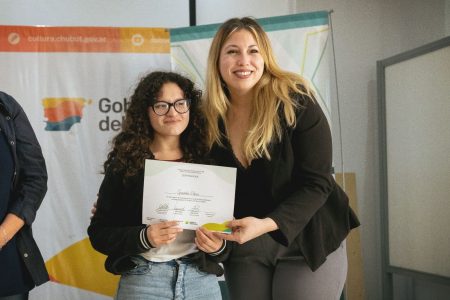 La municipalidad de Rawson y Provincia entregaron certificados del Taller de curtido de piel de pescado
