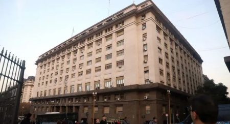 con la ayuda del BCRA, Economía renovó el 100% de los vencimientos, logró fondeo extra, pero pagó tasas de hasta el 86%