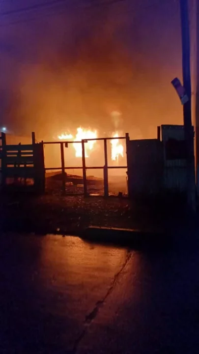 Dos personas murieron en el incendio de una casa precaria en Santa Cruz
