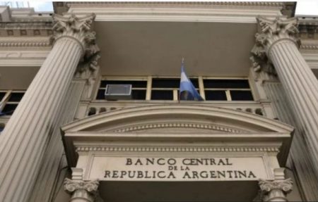 La autoridad monetaria elevó los encajes al 50%, dispuso que se midan de forma diaria y duplicó las penalidades por incumplimiento.