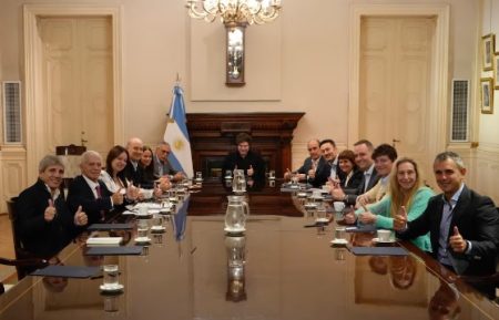 Milei lidera reunión de Gabinete antes del cierre de listas