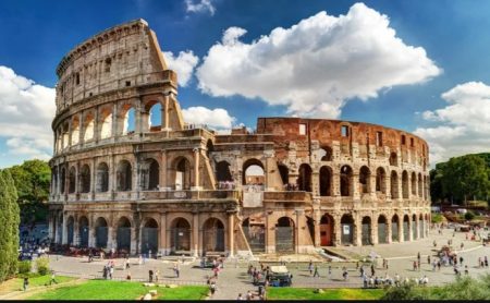 una guía se desvaneció y murió delante de los turistas en el Coliseo