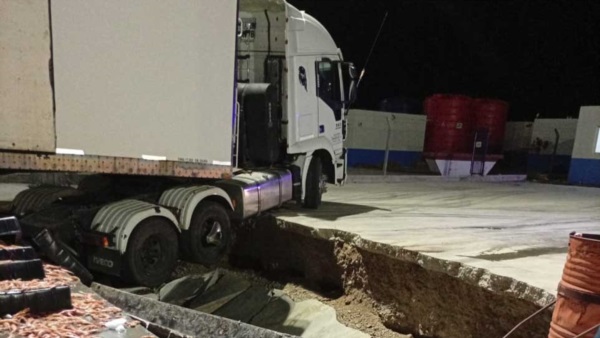 Puerto Rawson: camión cargado de langostinos se hundió en el muelle