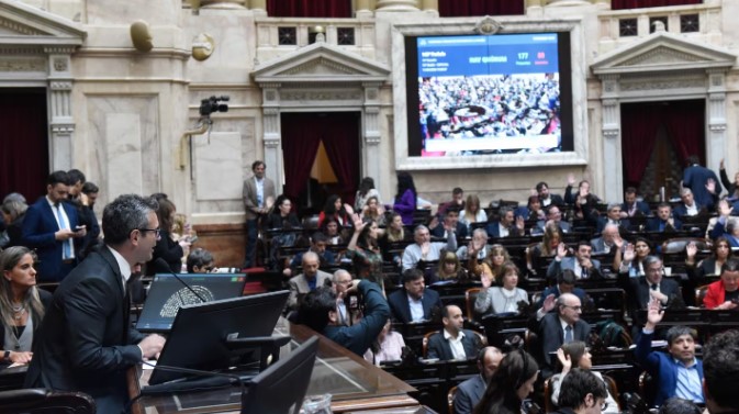 La Cámara de Diputados vivió una jornada caliente y cargada de tensión política: la oposición le dio un golpe contundente al gobierno de Javier Milei al rechazar los vetos presidenciales sobre el financiamiento del hospital Garrahan y las universidades nacionales.