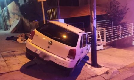 Comodoro un auto estacionado se desplazó solo y chocó contra una vivienda