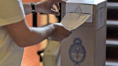 Elección en PBA: hay demoras en varios centros de votación por falta de autoridades