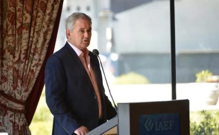 El Gobierno justificó la intervención en el mercado cambiario y advirtió que habrá volatilidad hasta octubre