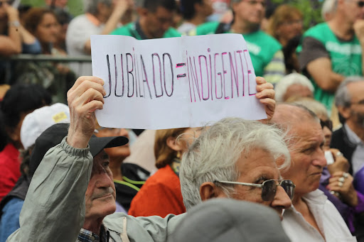 Jubilados marcharon al Congreso tras la derrota de Milei en Buenos Aires