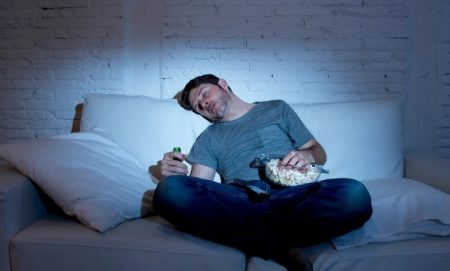 Los dos males de quedarse dormido frente al televisor