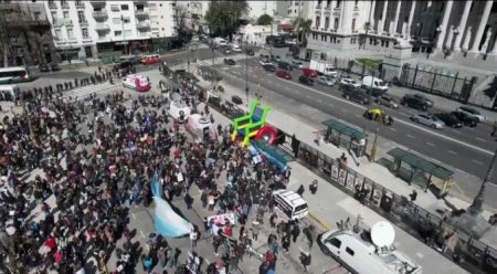 Manifestantes se concentran en el Congreso contra el veto de Milei a la Ley de Discapacidad