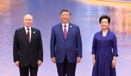Más aislado de Occidente, Putin llegó a China en busca de apoyo económico y militar en una cumbre en la que también estará la India